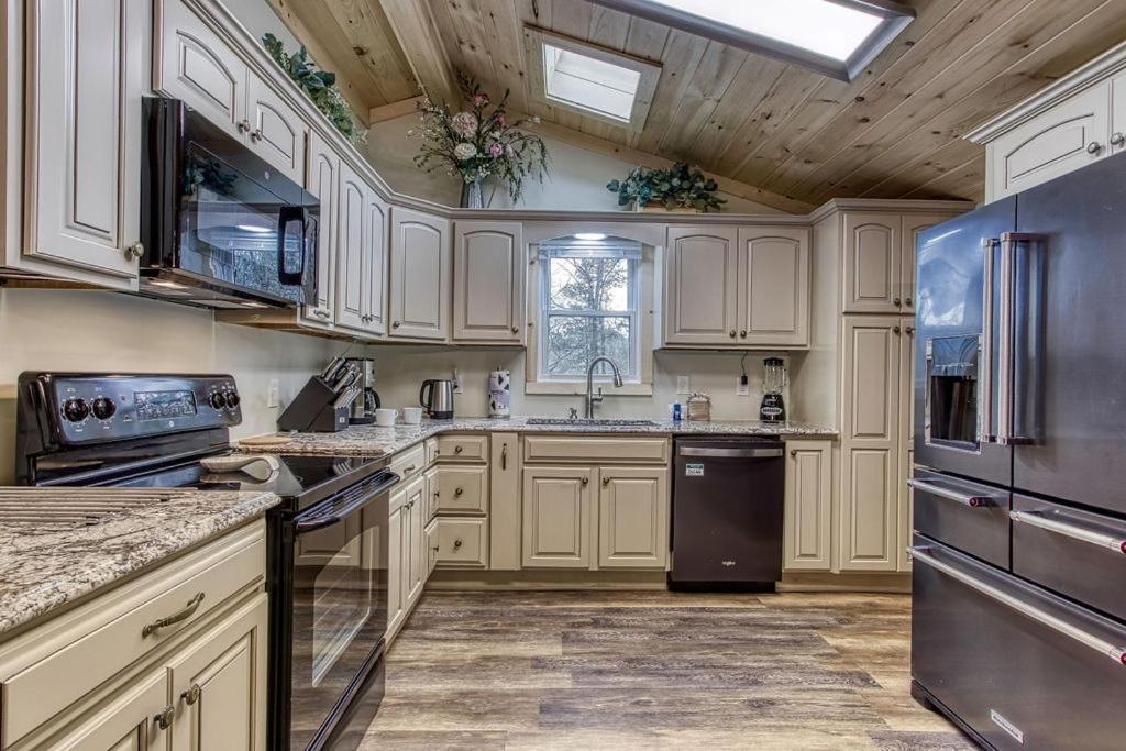 Whispering Winds, Hot Tub, Game Room, Wifi, 1089 Free Tickets Each Paid Day, Dollywood And More Гатлинбург Экстерьер фото