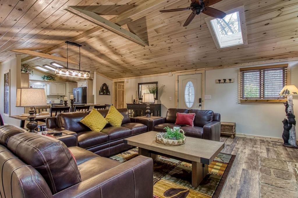 Whispering Winds, Hot Tub, Game Room, Wifi, 1089 Free Tickets Each Paid Day, Dollywood And More Гатлинбург Экстерьер фото