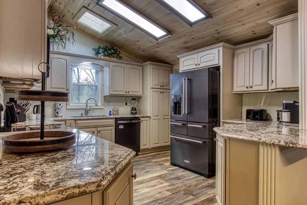 Whispering Winds, Hot Tub, Game Room, Wifi, 1089 Free Tickets Each Paid Day, Dollywood And More Гатлинбург Экстерьер фото