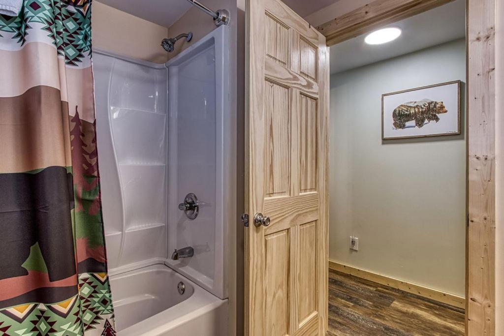 Whispering Winds, Hot Tub, Game Room, Wifi, 1089 Free Tickets Each Paid Day, Dollywood And More Гатлинбург Экстерьер фото